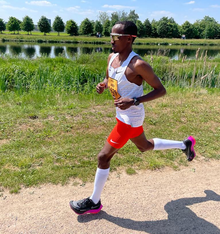 SuuzBoven's tweet photo. De hele dag op pad met Olympische held @ANageeye bij de @VestingloopDB! Wat is @shertogenbosch toch fijn #Vestingloop https://t.co/8Msip4adId