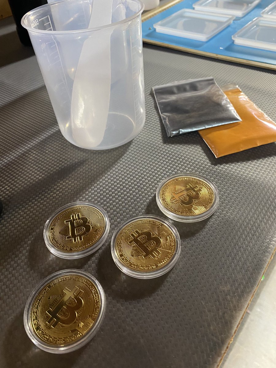 JadeCreativeArt's tweet photo. About to pour my first order! 

4x #Bitcoin with orange and grey swirls! https://t.co/g71afYY8hb