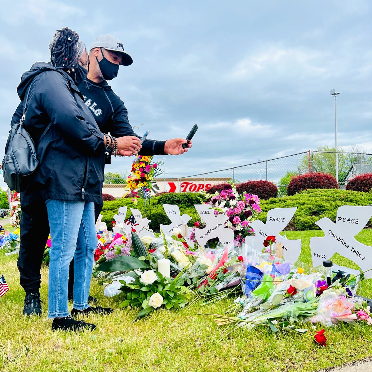 aaronlmorrison's tweet image. I spent a few days in Buffalo seeing how the Black community is coping with the racist massacre at Tops Market — an act that is as sickening as it is heart shattering &amp;amp; rage inducing. This is the worst modern-day attack on Black life, since Charleston.🧵 apnews.com/article/8f3eb8…