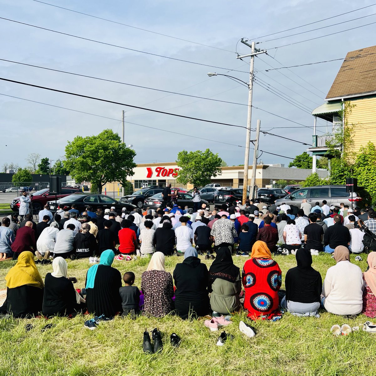 aaronlmorrison's tweet image. I spent a few days in Buffalo seeing how the Black community is coping with the racist massacre at Tops Market — an act that is as sickening as it is heart shattering &amp;amp; rage inducing. This is the worst modern-day attack on Black life, since Charleston.🧵 apnews.com/article/8f3eb8…