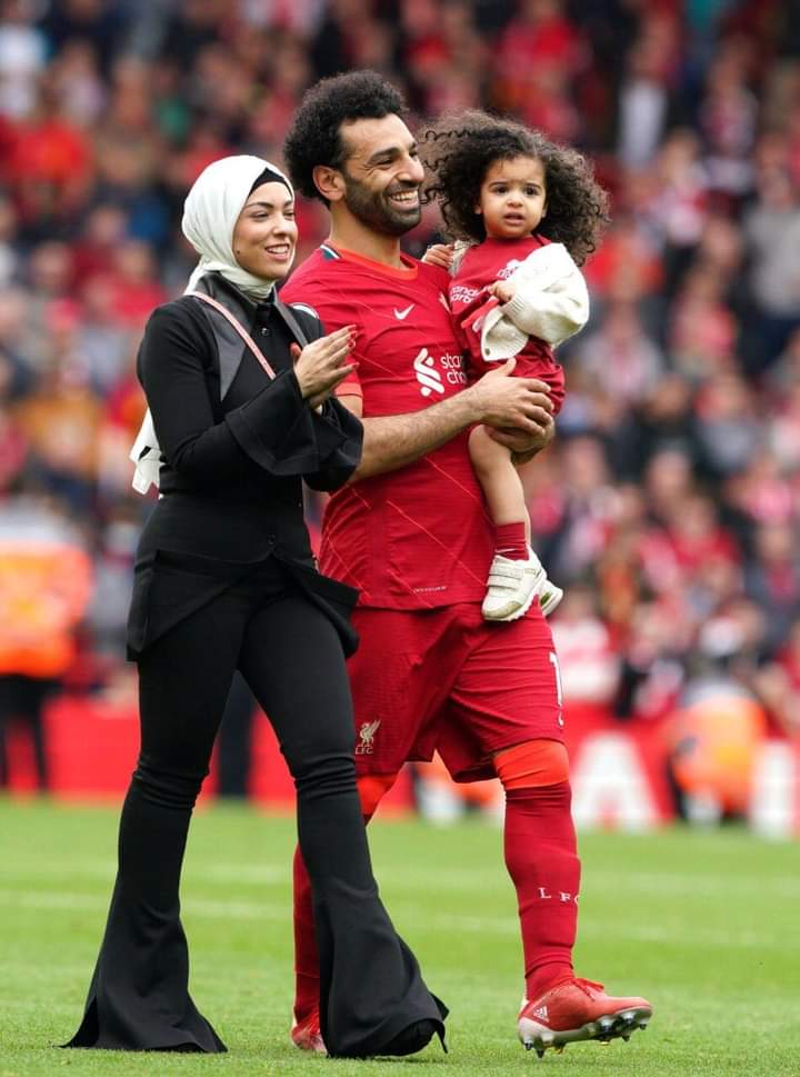 Salah & his wife with their two daughters, Mecca and Kayan; God bless this family🙏🏾 #Egypt #MoSalah #MohamedSalah #Liverpool #LFC #premierleague #ManCity #Tottenham | #صلاح #الحذاء_الذهبي #فخر #ليفربول