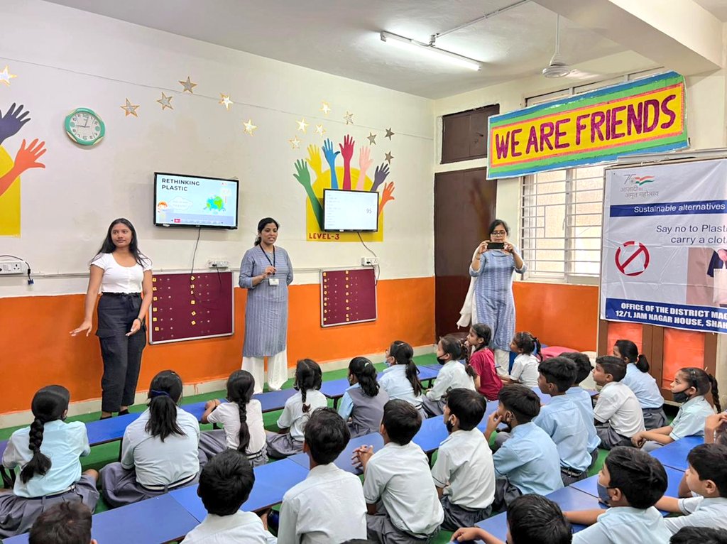 DMNewDelhi's tweet photo. Sensitization workshop organized on Single Use Plastic at Navyug School, Pataudi  House in collaboration with @Growdiesel. @SULM_Delhi demonstrated different items prepared by SHG group, ways to replace plastic by clay items. 42 students &amp; school staff participated. https://t.co/8ODB9dUH9q