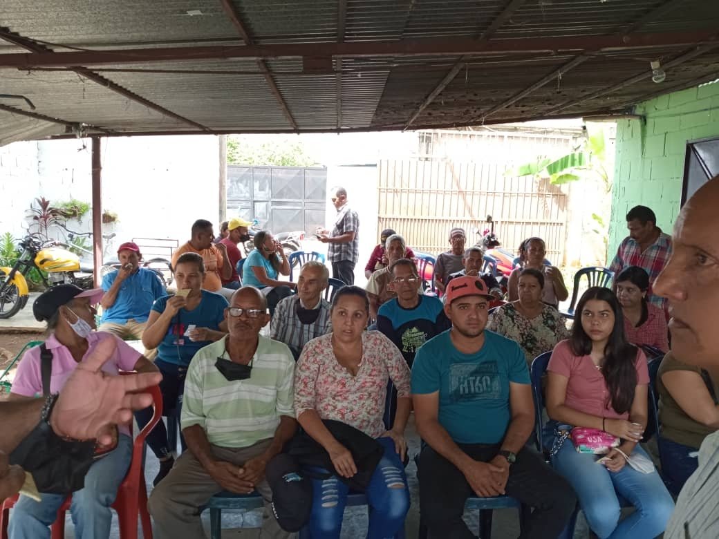 VoluntadPopular's tweet photo. En #VoluntadPopular estamos realizando un proceso de legitimación que va de abajo hacia arriba.

Hoy nuestros activistas participan en la construcción del futuro de nuestro partido. #VoluntadesPorVzla https://t.co/MDTjfFHrTJ