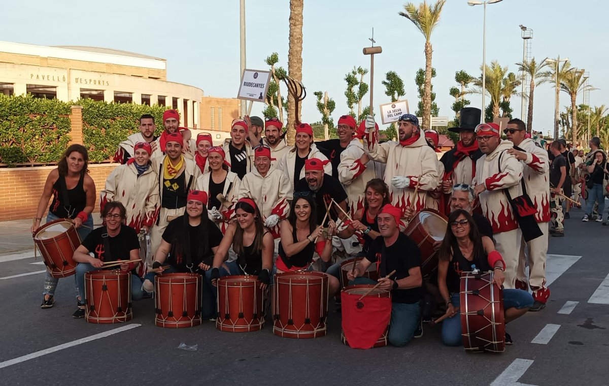Alrinachs's tweet photo. VIII TROBADA DE DIABLES DEL BAIX CAMP 😈💥
Ahir ens vam estrenar per primera vegada tota la colla fora de casa! Volem donar les gràcies als @diablesriudoms per convidar-nos, va ser un luxe estar amb totes les colles de la nostra comarca! https://t.co/gglgsR9Vak