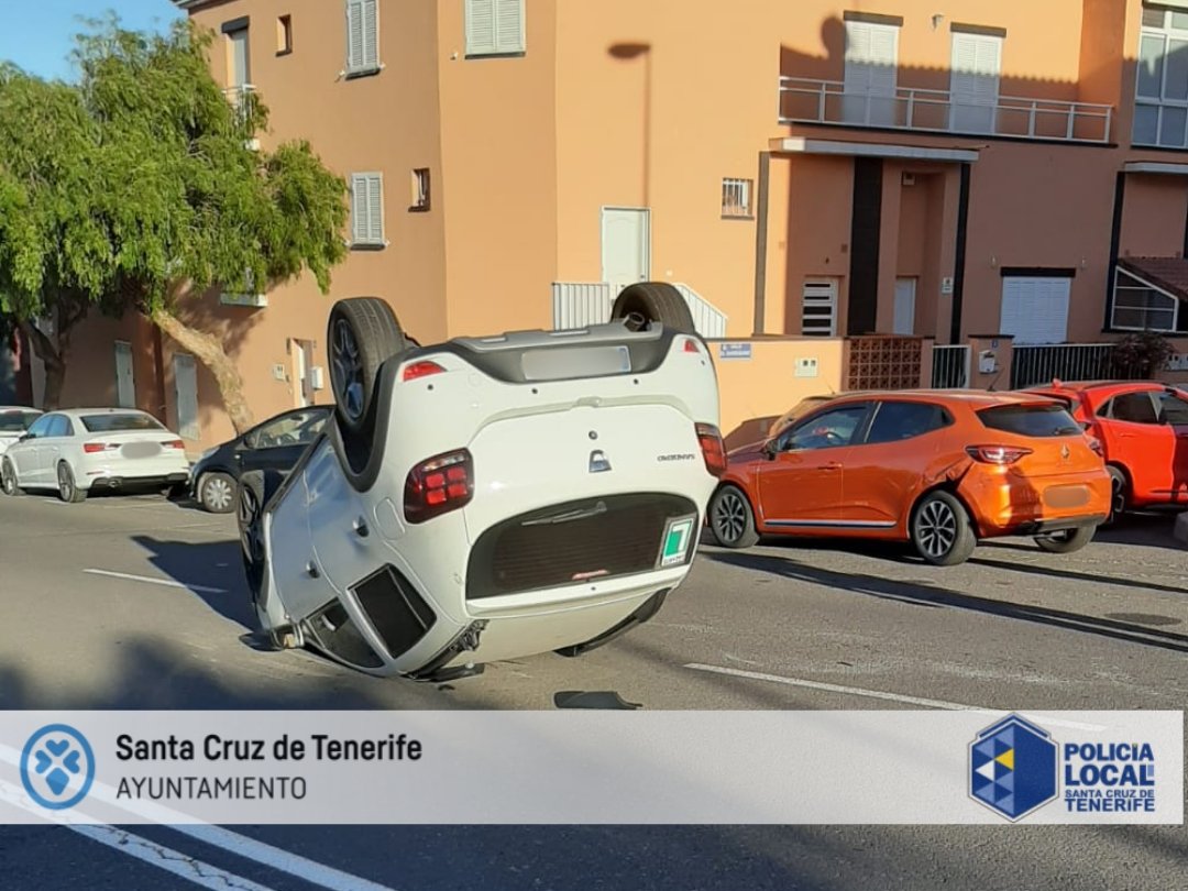 PoliciaLocalSC's tweet photo. Accidente en la avda. Cercado Corazón de un vehículo que acaba volcando en la vía pública. La conductora es atendida y evacuada al #HUNSC por recurso sanitario #SUC Interviene #AtestadosSC @112canarias https://t.co/qVglyZ8piV