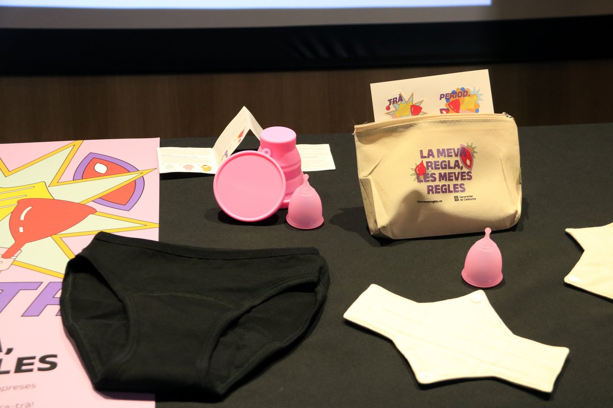 3CatInfo's tweet photo. Repartir copes menstruals en instituts i parlar de la regla a l'escola per trencar el tabú https://t.co/r5E60tNu4J https://t.co/Je9eZmZKcb