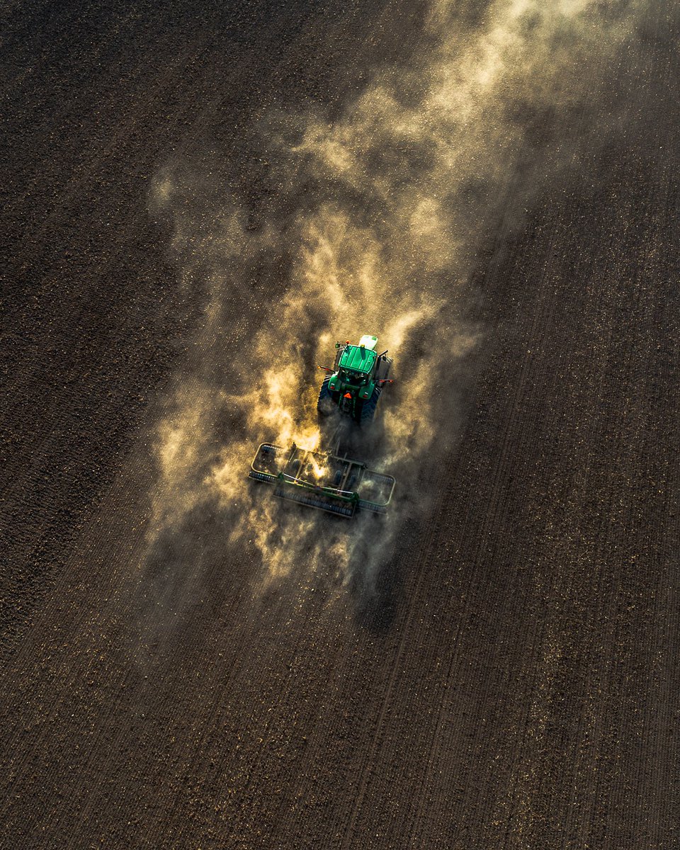 __brmedia's tweet photo. John Deere 7930 preparing the seedbed for corn with a cultipacker 

#farming #agriculture #ontag #johndeere #green #plant22 #cornplant #planting #drone #aerial #photography #videography #dronephotography
#lightroom #edits 

@JohnDeere
@maplevue 

05.09.2022 https://t.co/qs7g7eF7kX