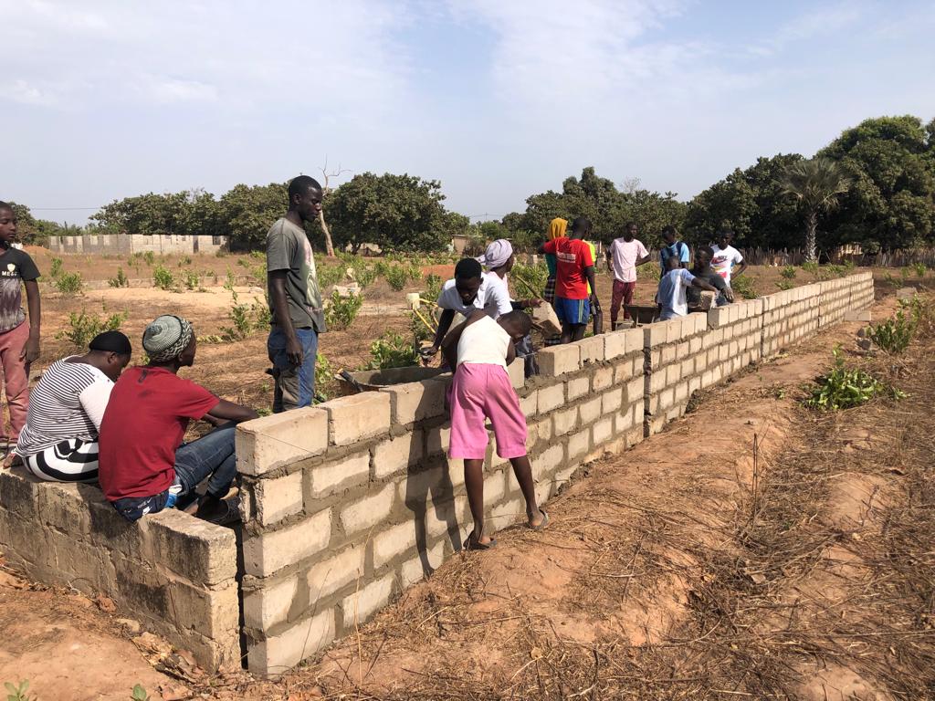 Kidscomefirst12's tweet photo. Yesterday has been a busy day for us. See d amount of effort n energy these amazing young people have volunteered all together. Incredible!!

Commitment toward dis project is already shown n are taking d lead in owing d project; more sustainable in d conventional dev. approach. https://t.co/dhL6h4urfZ