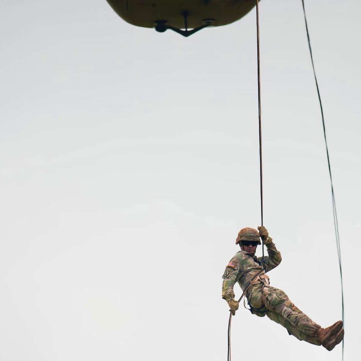 1st Battalion, 21st Infantry Regiment 'Gimlets' Recon Platoon conducted Rappels from a CH-47 Chinook to validate enhanced insertion techniques. @25thID @25thCAB @USARPAC_CG @INDOPACOM