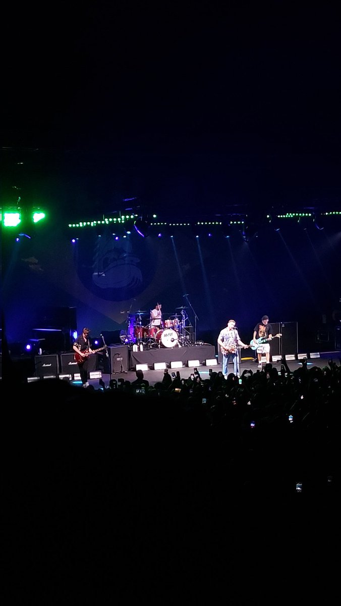 it4bbokari's tweet photo. the greatest day of my fucking life!!! thank you @mcflymusic for the best memories I've made, I'll never forget the feelings I felt, love you ❤️❤️❤️ https://t.co/Tz3LDTtuMw