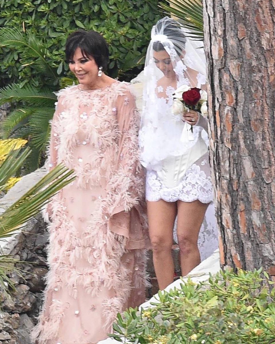 yemisizealtv's tweet photo. Kardashian/Jenner's weddings are just too sweet 💑 💑!!!
#kourtneylove #Kourtney #yemisizeal #ojjsportmall #Twitter #TravisBarker #travis #KimKardashian #KylieJenner #KendallJenner #khloekardashian #FYP 
@KrisJenner 
@kourtneykardash https://t.co/xhw41Bv1Us