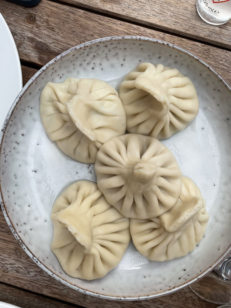 pirozhenshchina's tweet photo. дианочка приехала к нам в Амстердамск на один день, а мы её украли на два + повели есть хинкали https://t.co/kJ6FP2SwCE