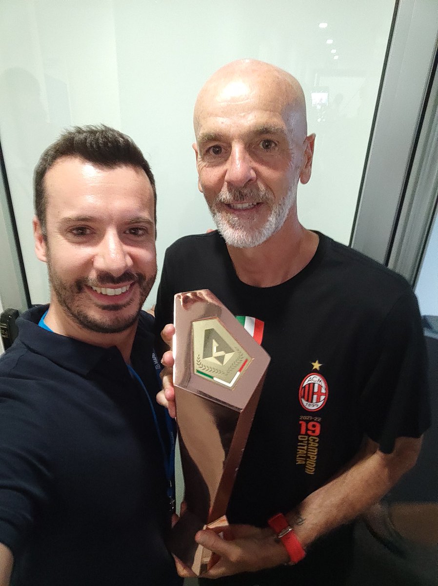 AntoVitiello's tweet photo. Con uno dei grandi artefici della cavalcata #Milan
Mister #Pioli 🏆 https://t.co/WwnY3LZoDP