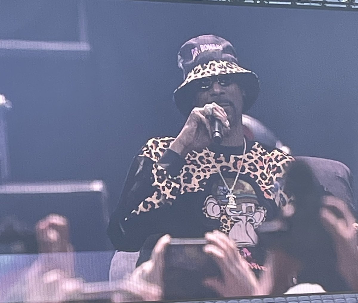 FFVV1211's tweet image. .@SnoopDogg rocking his @BoredApeYC custom made sweater and bucket hat at @veecon😤🍌

#BAYC