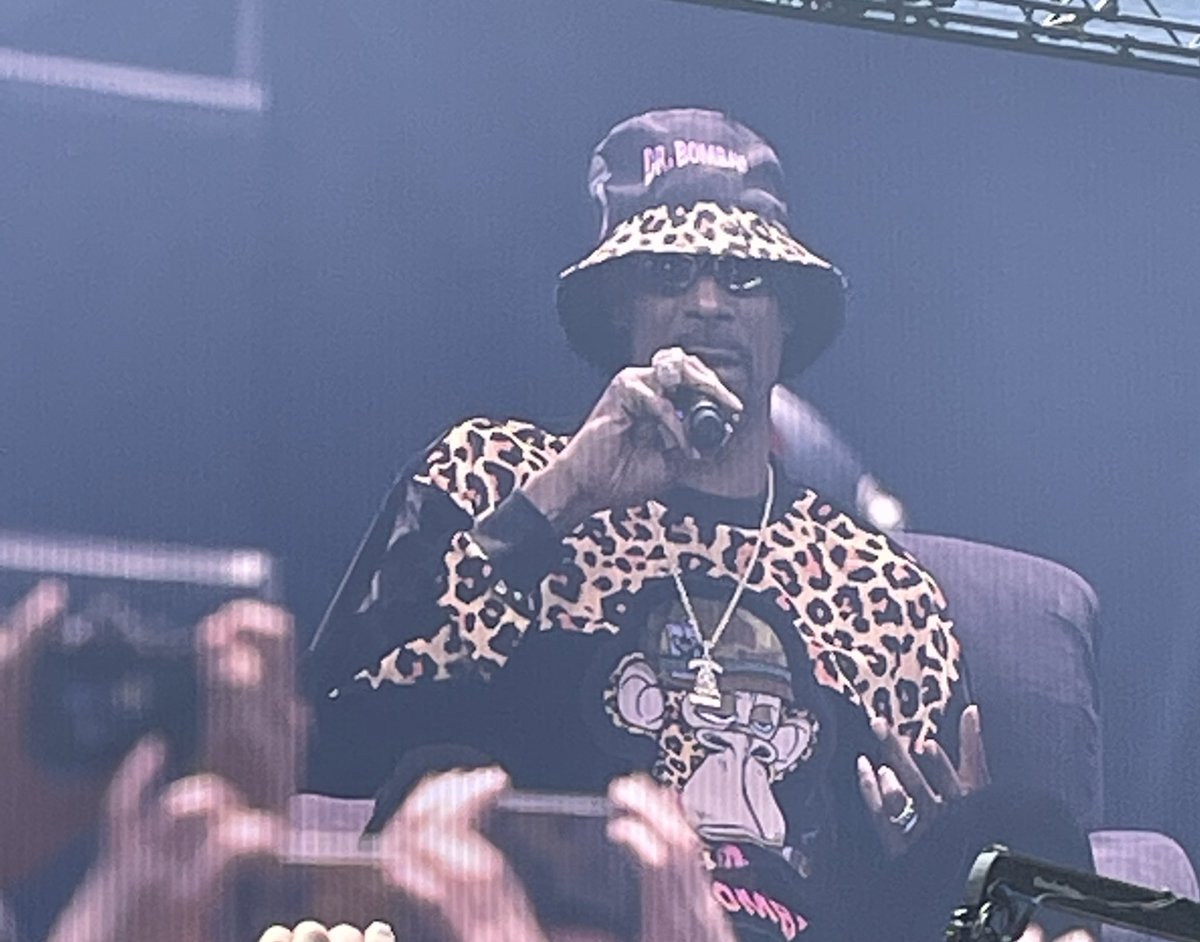 FFVV1211's tweet image. .@SnoopDogg rocking his @BoredApeYC custom made sweater and bucket hat at @veecon😤🍌

#BAYC
