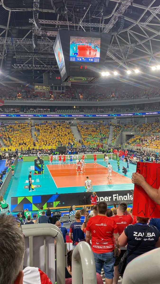 sitte ns. illan pääottelu <a href="/trentinovolley/">trentinovolley</a>  ja <a href="/ZAKSAofficial/">ZAKSA Kędzierzyn-Koźle ⭐️⭐️⭐️</a> välillä. On aika käsittämätön meno hallissa! #superfinals