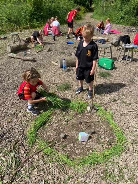 ShebbearCollege's tweet photo. We love having a big rural campus & spending lots of time outdoors! Here's Prep 1 & 2 creating maps in #Geography. They've also been looking at plants in #Science, learning about what they need to grow healthily. #ruralschool #Devon #gooutdoors #ShebbearPrePrep #maps https://t.co/CiKRthOZuT