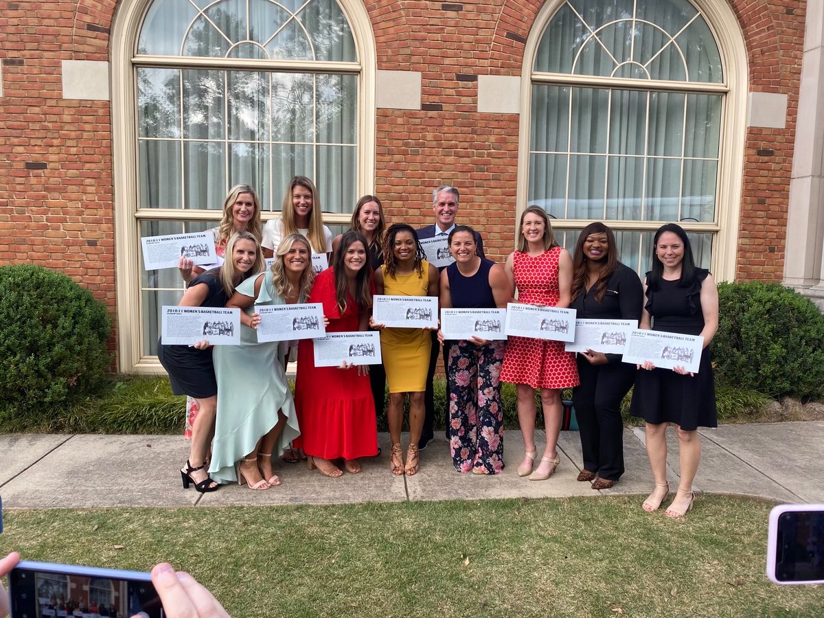CoachMikeMorris's tweet photo. What a honor to celebrate a special team! These young incredible ladies put ⁦@SamfordWBB⁩ on the National map. Helping me celebrate was another special ⁦@SamfordU⁩ alum. Thanks to ⁦@SamfordSports⁩ athletics for making the HOF a reality https://t.co/kmUri3G6uL