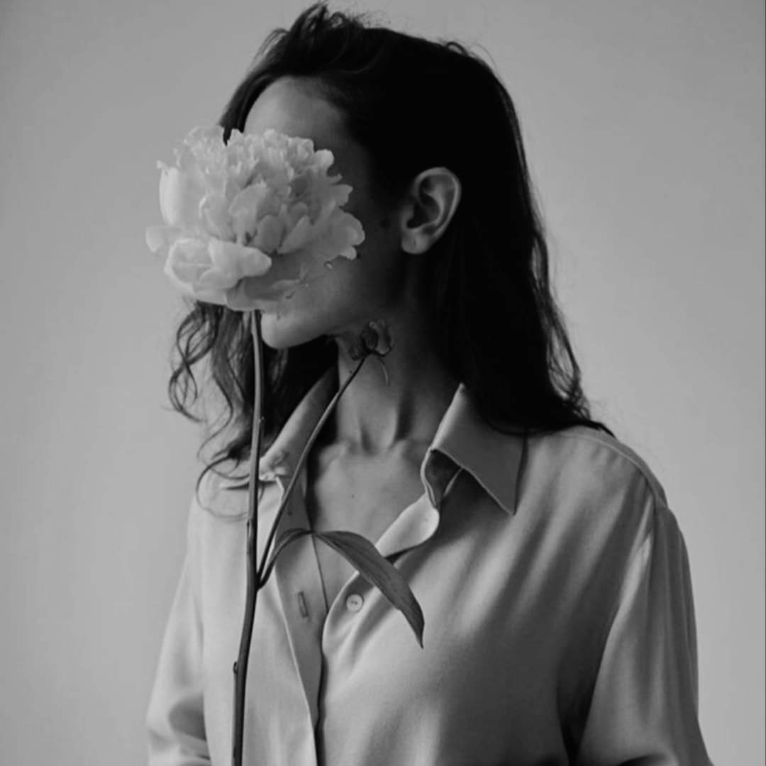 .
.
.
.
.
.
خطوط الشمس 
ترسم جديلة شعرها 
غزلا....