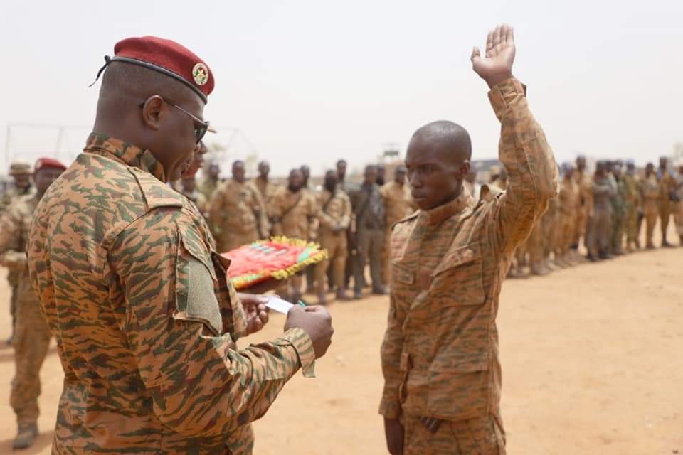 Dsiribie's tweet photo. #Terrorisme | Le personnel du détachement militaire de #Bourzanga a été décoré, dimanche, de la Croix du combattant, par le président #Damiba, après avoir repoussé avec "bravoure" une attaque au cour de laquelle +40 terroristes ont été tués et d'autres blessés.
#lwili #TL226 https://t.co/6K683lvOs9