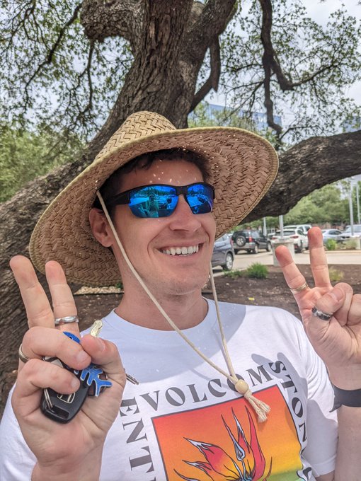 suns out bums out! https://t.co/mggOjmES2M