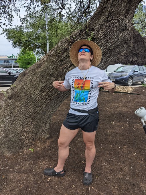 suns out bums out! https://t.co/mggOjmES2M