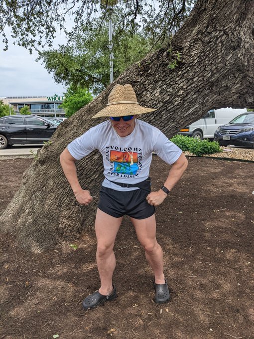 suns out bums out! https://t.co/mggOjmES2M