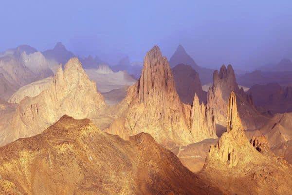 Dans le Hoggar, au nord de Tamanrasset, l'Atakor est un plateau volcanique de forme presque circulaire dont la hauteur moyenne est de 3000 mètres.L'Atakor est le massif le plus élevé du Hoggar.