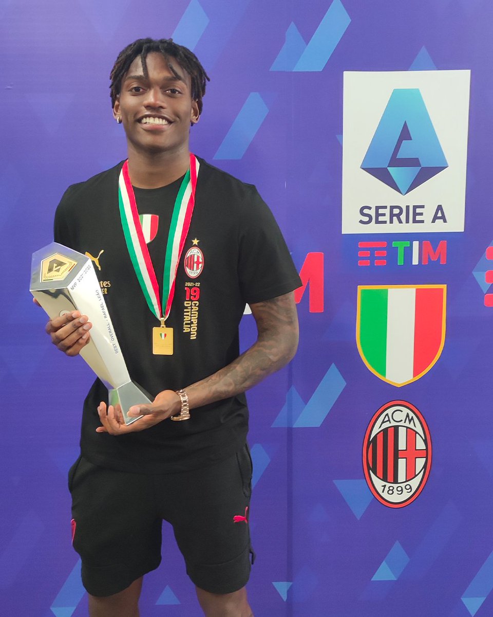 SerieA's tweet photo. ⭐️ Velocità, assist, gol e tanta qualità: contributo totale per arrivare al 19° scudetto rossonero 🔴⚫️

@RafaeLeao7 è il Miglior calciatore in Assoluto della #SerieATIM💎! Bravo, Rafa! 🏄‍♂️

@acmilan #WeAreCalcio #MilanScudetto https://t.co/6GeVGSO41l