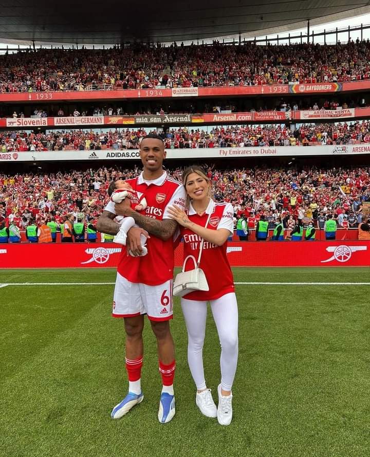 Richy on X: "Gabriel Magalhães with his wife and daughter  https://t.co/KZC8JKJeVJ" / X