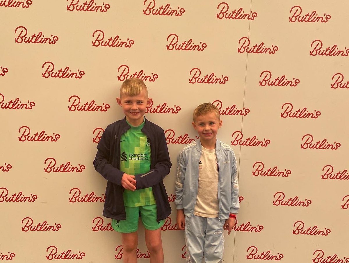 QuigleyBrothers's tweet photo. @Butlins @ESF_Football great weekend away , bring on next time 💚⚽️ https://t.co/OImvIcQqOy
