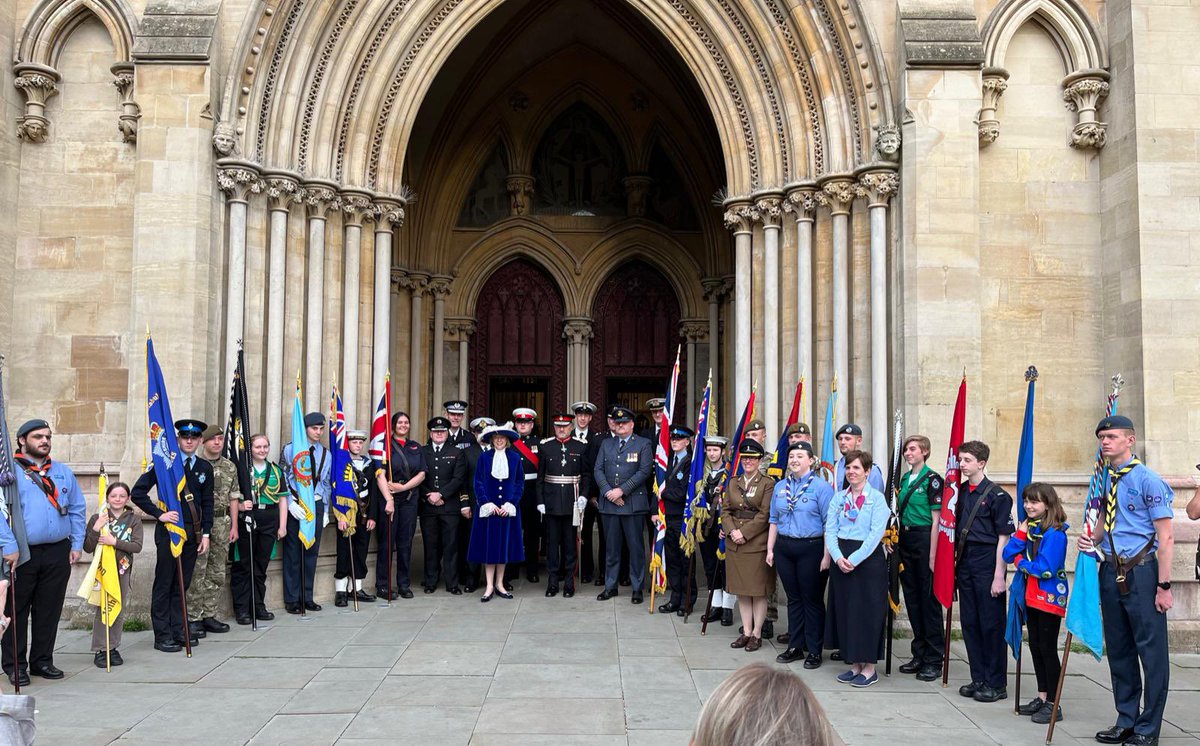 HertsScoutsCyc's tweet photo. Well done &amp; Thank you to Harrison &amp; Jon for representing @HertsScouts in St. Albans celebrating The Queen’s Platinum Jubilee! I’m sure @MidHertsHive &amp; @3rdHatAirScouts are very proud 😄 #PlatinumJubilee #skillsforlife #youshaped #goodforyou https://t.co/6coudjzomo