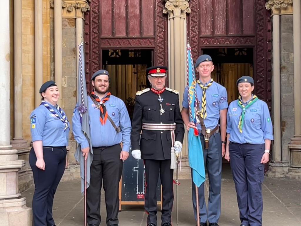 HertsScoutsCyc's tweet photo. Well done &amp; Thank you to Harrison &amp; Jon for representing @HertsScouts in St. Albans celebrating The Queen’s Platinum Jubilee! I’m sure @MidHertsHive &amp; @3rdHatAirScouts are very proud 😄 #PlatinumJubilee #skillsforlife #youshaped #goodforyou https://t.co/6coudjzomo