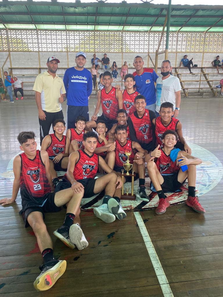 ramon_ceve's tweet photo. @CBullsBasket derrota en la final al Club Jhonatan Machado 85 x 74 y se titula Campeón U15 en la Liga de Desarrollo Julio Bolívar de Anzoátegui 🏀🔥  #SomosBulls #MasQueGanarFormar @FVBbasketball https://t.co/OyiOswAlXV