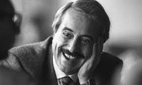 Em um dia como hoje, mas há 30 anos atrás (23/05/1992), a máfia siciliana Cosa Nostra assassinou o magistrado Giovanni Falcone, um dos mais eficientes e implacáveis agentes públicos dedicados ao combate às máfias italianas. Essa thread é dedicada ao seu legado. 

Longo 🧵 👇