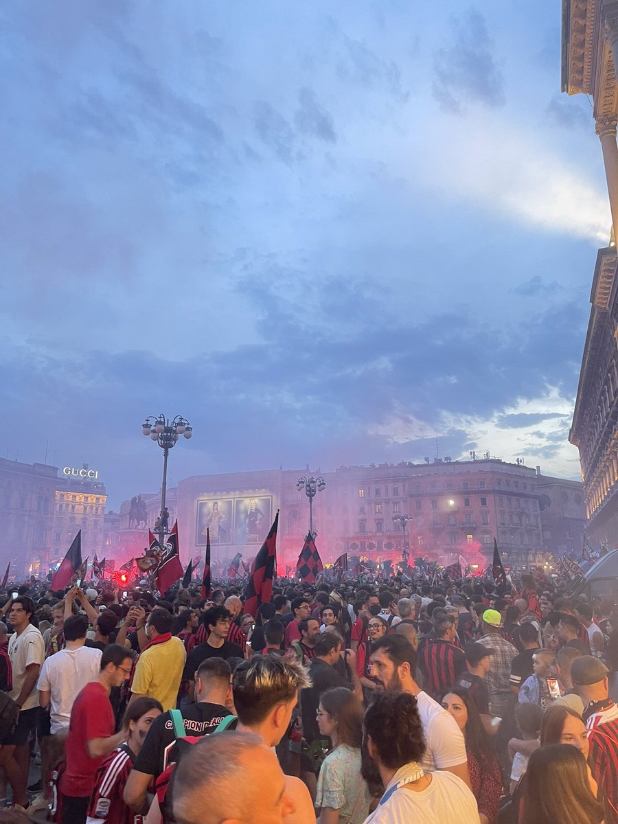 omranelzein's tweet photo. I CAMPIONI D’ITALIA SIAMO NOIIIII!!! 
FORZA MILAN PER SEMPRE 🔴⚫️🔴⚫️ https://t.co/PspmurZnCc