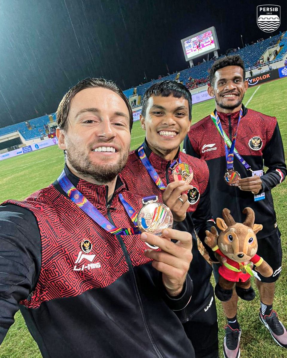 Kami bangga kepada kalian 🇲🇨🙌

Sebentar lagi, kita akan kembali bersama 🔵

#PERSIB