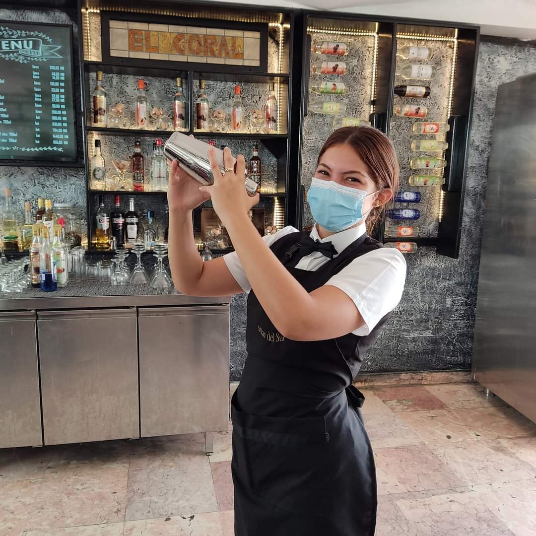 IslazulV's tweet photo. ¿Do you know Lorena?🤔 She works in Mar del Sur Hotel and she's the best making #margaritas 😎😏😉 #SeguroTeEncantara #SureYouWillLoveIt
#islazulhotels #islazulvaradero #drinks #cocktail #cocktailtime #bar #bartime #barwoman #varadero #cuba https://t.co/8I3G0CERUl
