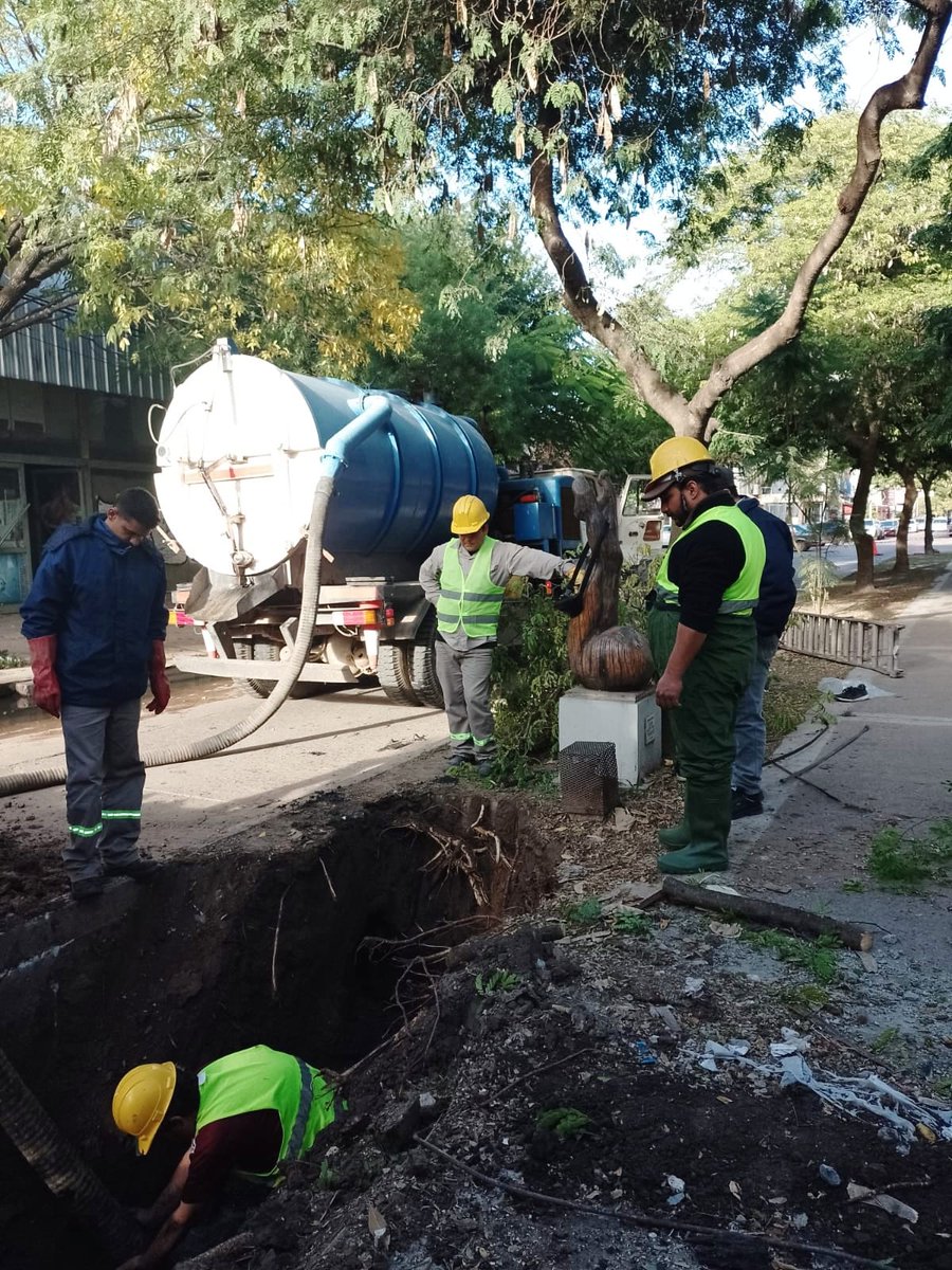 chacosameep's tweet photo. 🚧 Obras de saneamiento en #Resistencia
 
 👷‍♂️ Llevamos  adelante la reparación del tramo de red #cloacal 🕳️ en Av. San Martín 259 para mejorar el sistema de efluentes en la ciudad. https://t.co/mmL1iV3Cvp