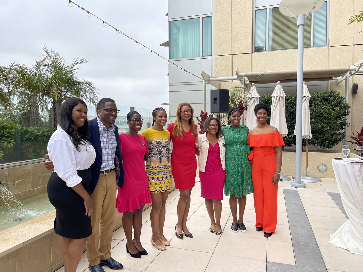 NeenaSAbrahamMD's tweet photo. 👉🏽 Truly one of my favorite events at #GI meetings — the @blackingastro B.I.G event

👉🏽 This community of inspiring #GIDocs is making important change in #Gastroenterology 

👉🏽Every meeting the gathering gets bigger &amp; more inspiring 👏🏽👏🏽

#DDW2022 https://t.co/dT5atEBXrs