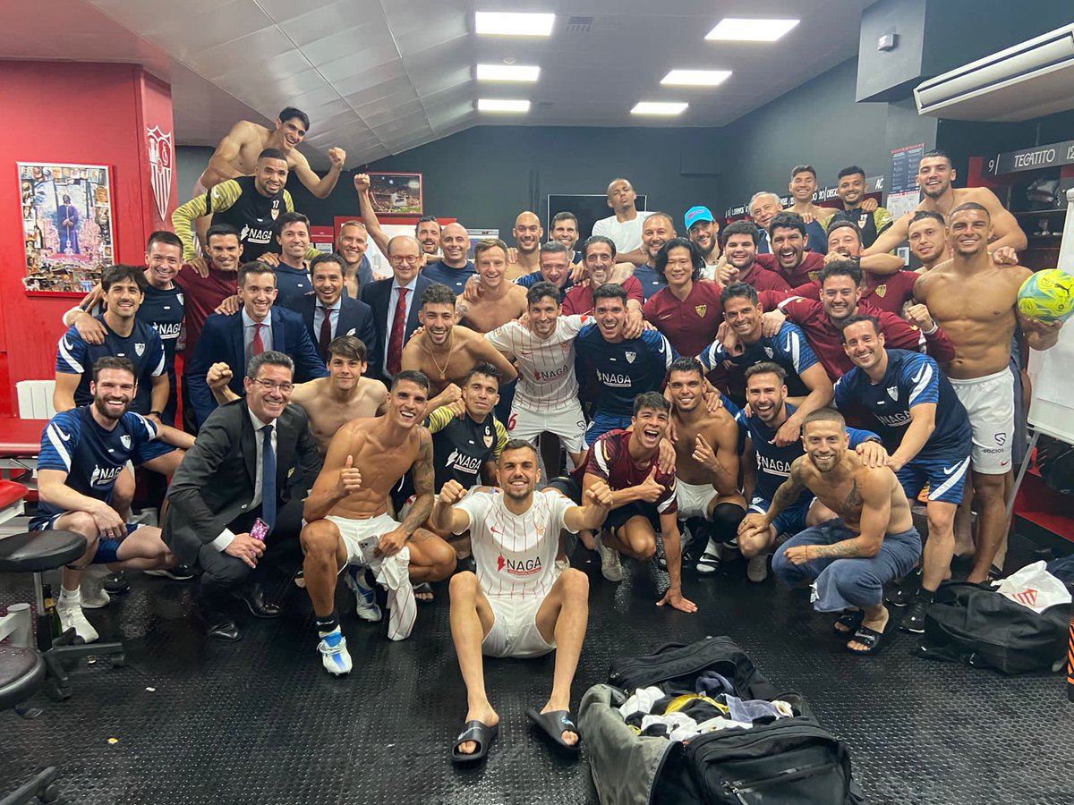 Guzve4's tweet photo. Broche final a una GRAN temporada que llega a su fin! Orgulloso de formar parte de esta Gran Familia!! MI EQUIPO @SevillaFC 🔴⚪️ #AnalisisSFC #VamosMiSevilla #WeareSevilla #NuncaTeRindas https://t.co/VSNlfI3wnD