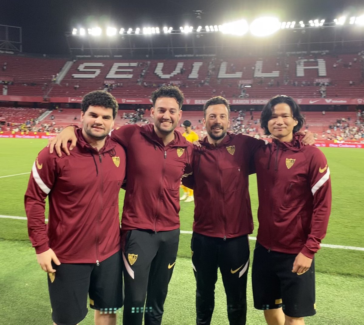 Broche final a una GRAN temporada que llega a su fin! Orgulloso de formar parte de esta Gran Familia!! MI EQUIPO <a href="/SevillaFC/">Sevilla Fútbol Club</a> 🔴⚪️ #AnalisisSFC #VamosMiSevilla #WeareSevilla #NuncaTeRindas
