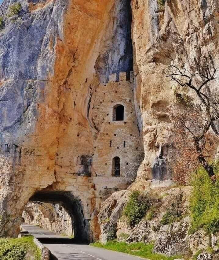 Dr_TheHistories's tweet photo. A 14th-century fortress built in Boise, France during the "Hundred Years' War". The aim of the English kings in these wars was to seize the French throne.

These wars began in 1337 AD and ended in 1453 AD. Although it lasted for 116 years, it became known as Hundred Years' War. https://t.co/lik8ThrSXU