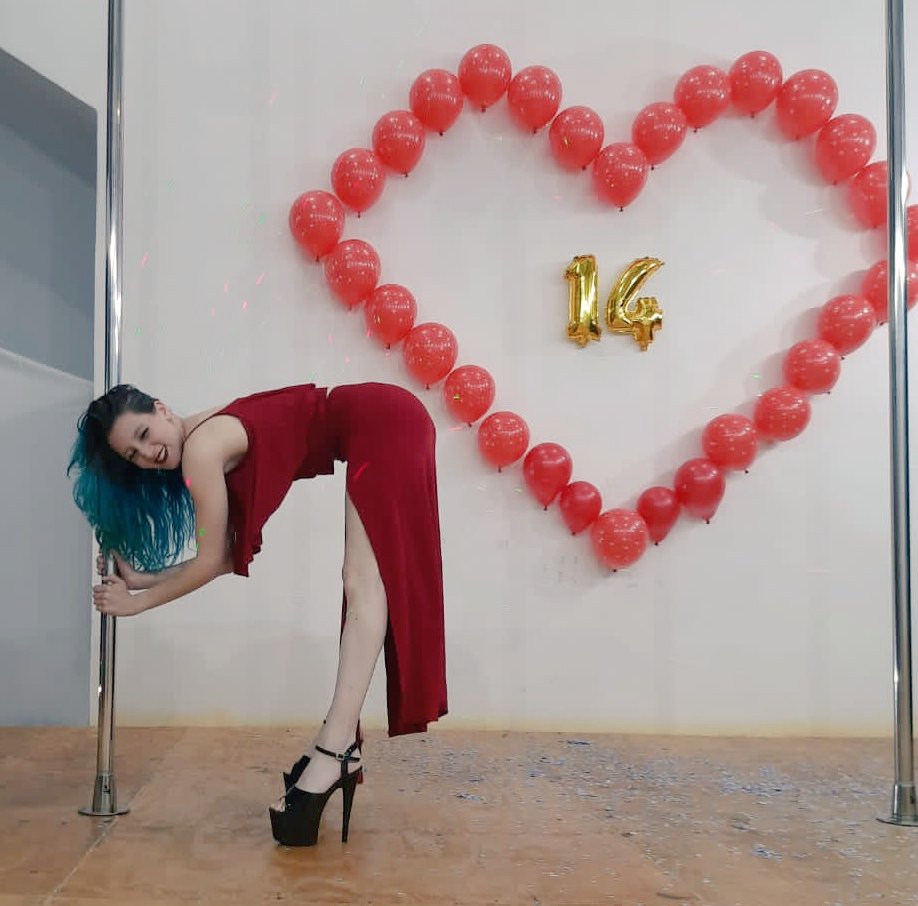 DevilynBlue's tweet image. "Quem é essa menina de vermelho?"

#poledance 
#vermelho 
#gostosa
#highheelsshoes
#BUNDASAWARDS 
#PINTOSAWARDS 
#PEITOSAWARDS 
#BUCETASAWARDS