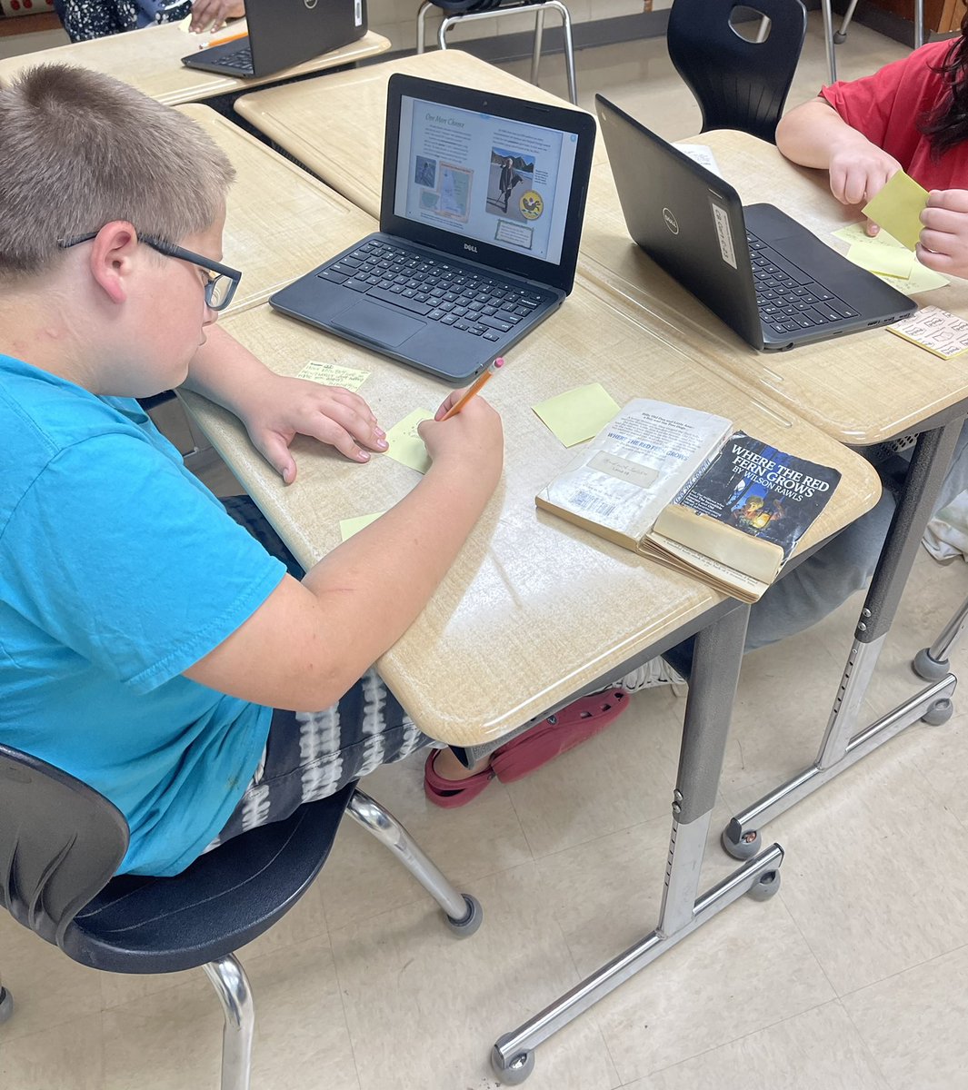 MichaelFulp6's tweet photo. I tried Mine Mentor Text for Topics, lesson 3.11.  The students struggled a bit with this. Many said they couldn’t think of a favorite book.  #SWGADemonstratingMeaning, @jserravallo, #writingstrategiesbook https://t.co/fjanNqsq3j