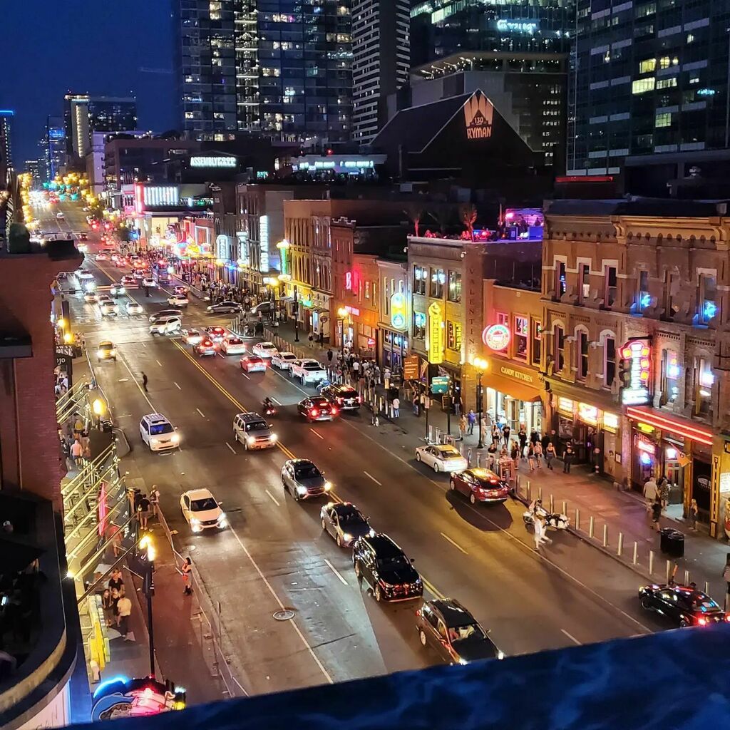 GilroyCharles's tweet photo. Broadway, in downtown Nashville, is full of life on Sunday night. The night before the start of @gbtaladders Summit. https://t.co/9CdYueiS9B