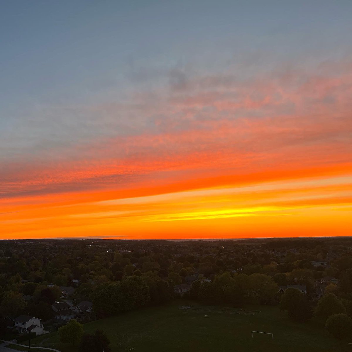 chatshell's tweet photo. This evening’s #sunset in #Barrie. 🌅 #barrieontario #BarrieOn #simcoecounty #simcoecountyliving #nofilter https://t.co/9Mlh13fJxi