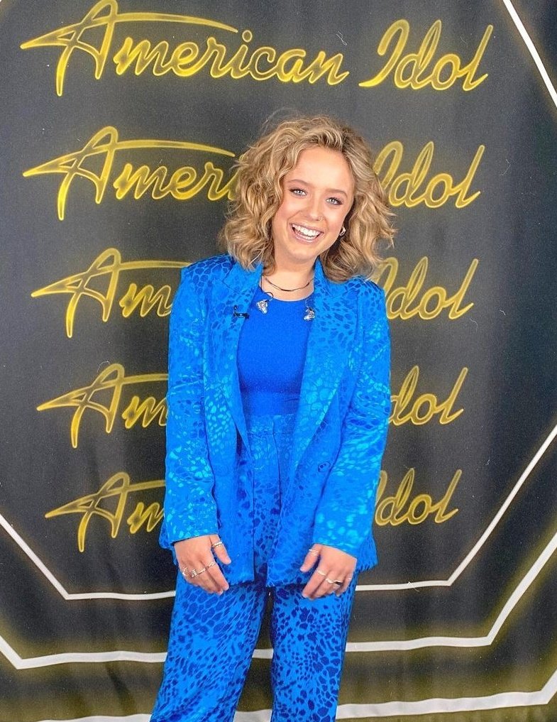 summer0001's tweet image. RETWEET if you think Leah should have been in the top 2
#AmericanIdol