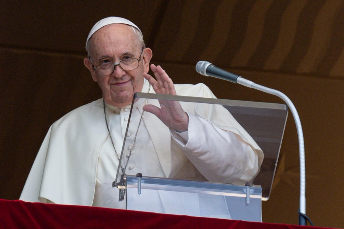 vaticannews_pt's tweet photo. “É Ele, o Espírito Santo, quem desarma o coração e o enche de serenidade. Quem derrete a rigidez e extingue as tentações de agredir os outros. É Ele, o Espírito Santo, quem nos lembra que ao nosso lado há irmãos e irmãs, não obstáculos e adversários" #PapaFrancisco #ReginaCoeli https://t.co/IVpTyiFQkO