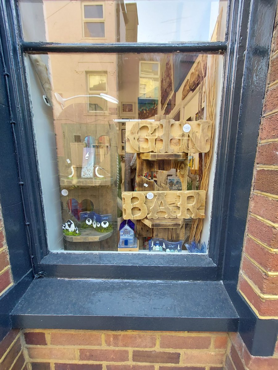 scrapwoodjunkie's tweet photo. We’ve landed in Caernarfon at a stockests call sn jewellery & resin design #upcycle #SupportLocal #smallbusiness #SmallBiz #ShopSmall #shoplocal #rusticshelving #RusticHomeDecor #resin #Retail https://t.co/oXBXGFuN1H
